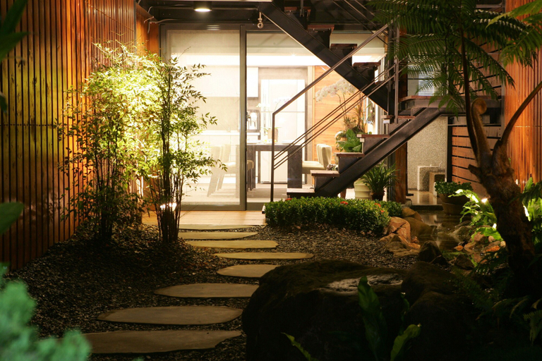 Exterior & Views