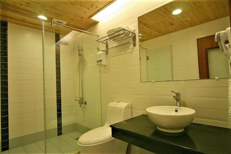 Bathroom 5, Tranquil Sea Hotel, Pingtung