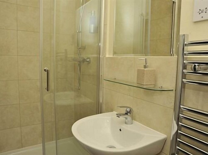 Bathroom 3, Hoppers Cottage Guest House, Gateshead