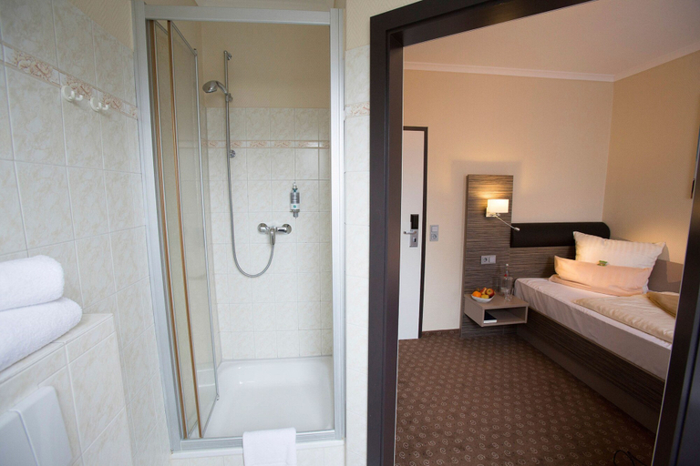 Bathroom 3, City-Hotel Bremerhaven, Bremerhaven