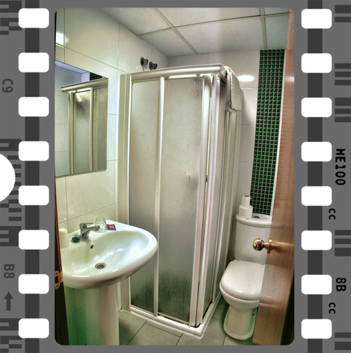 Bathroom 4, Hostal Isabel, Girona