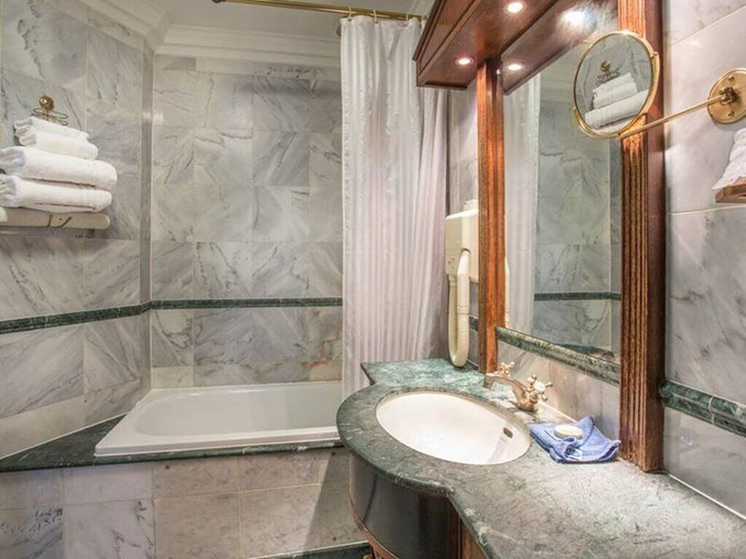 Bathroom 3, London Elizabeth Hotel, London