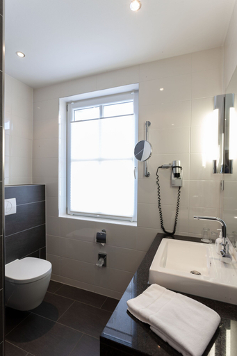 Bathroom 5, Hotel Am See, Salzgitter