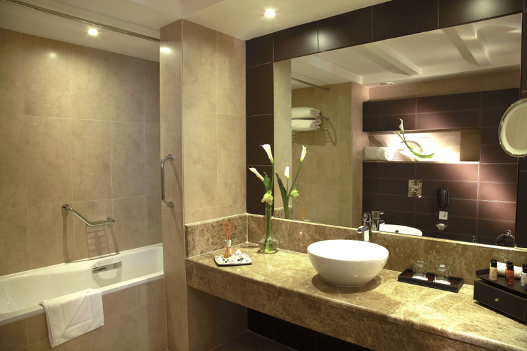 Bathroom 5, Cristal Hotel Abu Dhabi, Abu Dhabi City
