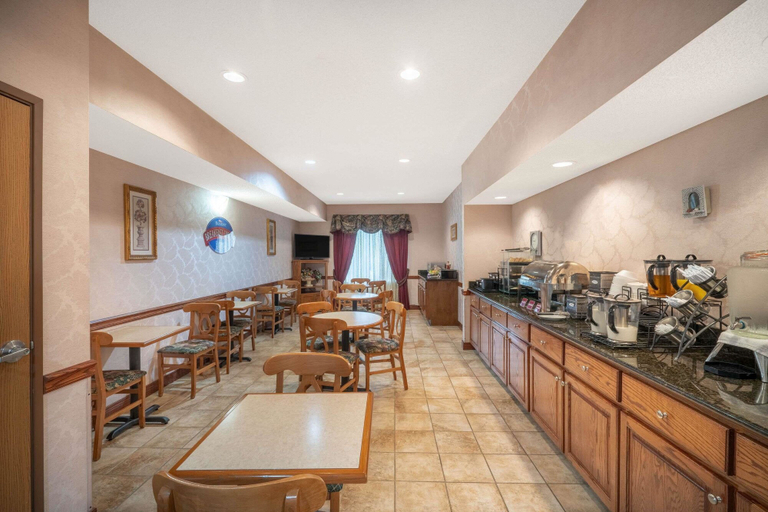 Food & Drinks 5, Baymont by Wyndham Albany, Clinton
