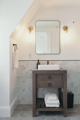 Bathroom 3, Shepherd's Run, Washington
