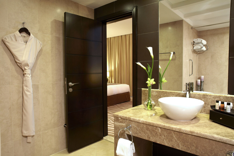 Bathroom 5, Cristal Hotel Abu Dhabi, Abu Dhabi City