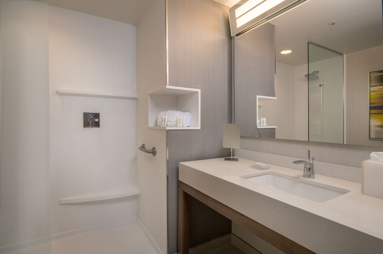 Bathroom 3, Courtyard by Marriott Queretaro, Querétaro
