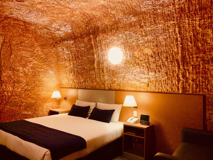 Bedroom 3, Desert Cave Hotel, Coober Pedy