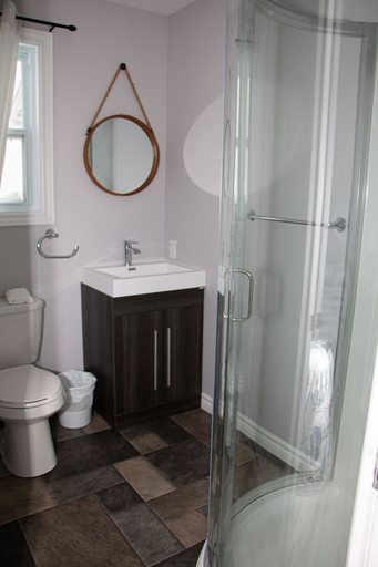 Bathroom 3, Motel de la mer, Rimouski-Neigette
