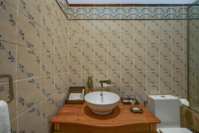 Bathroom 3, Le Bokor Palace, Kampot