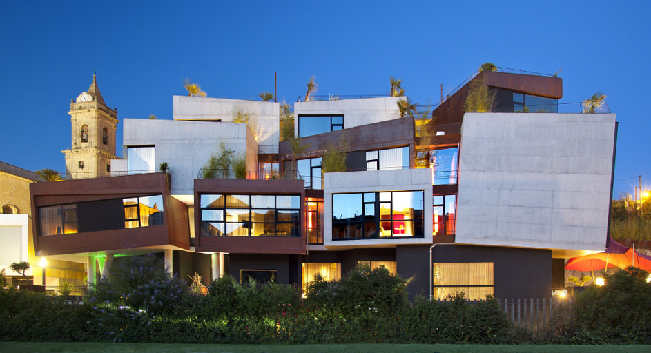 Exterior & Views