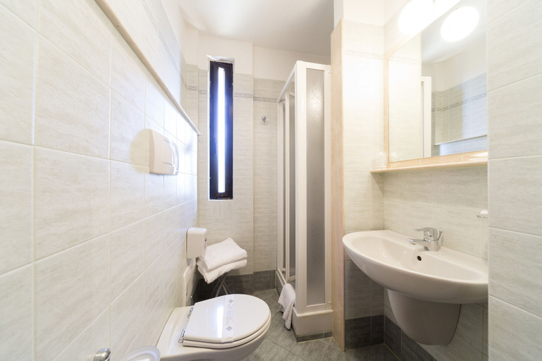 Bathroom 5, Pennile, Ascoli Piceno