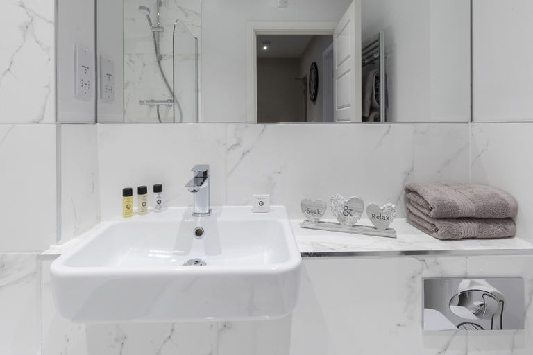 Bathroom 3, Elliot Oliver - Chic 2 Bedroom Town Centre Apartment, Gloucestershire