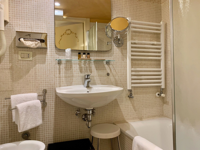 Bathroom 5, Hotel Becher, Venezia