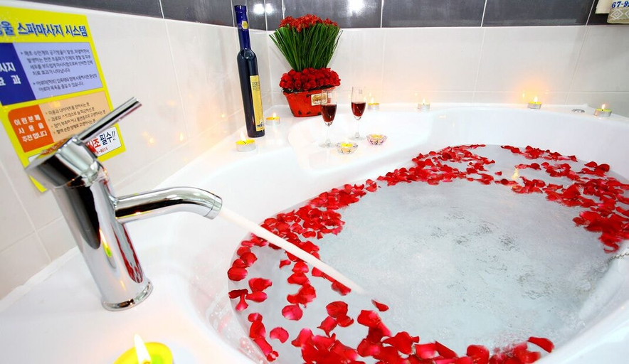 Bathroom 4, Pinky Marine Pension, Namhae