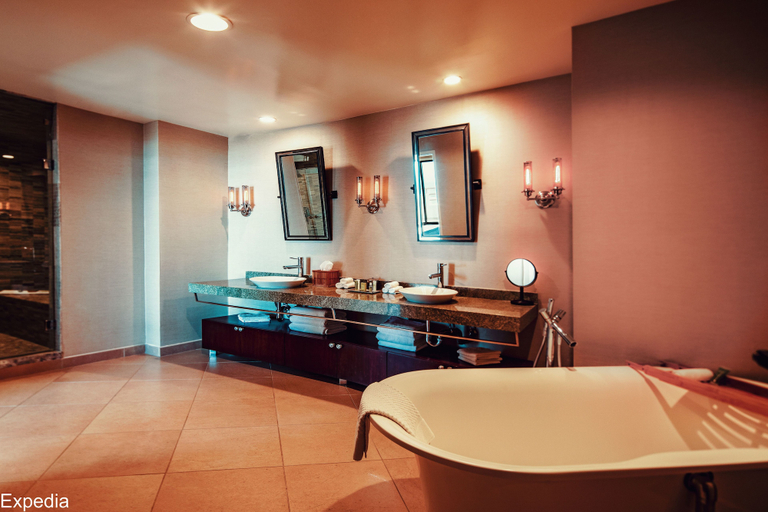 Bathroom 5, The Waterfront Beach Resort, A Hilton Hotel, Orange