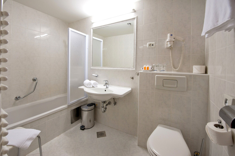 Bathroom 5, Hotel Kompas, Kranjska Gora