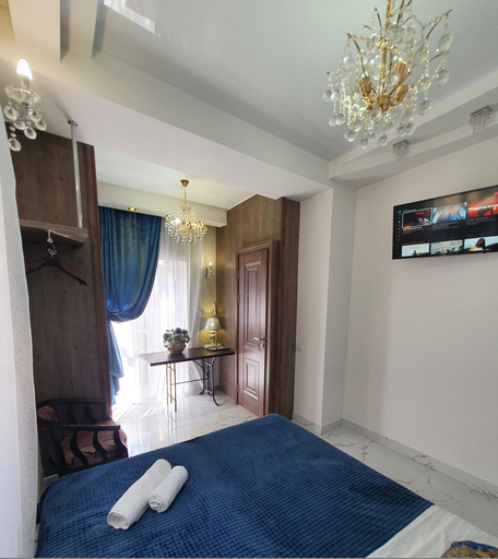 Bedroom 4, Bella Donna