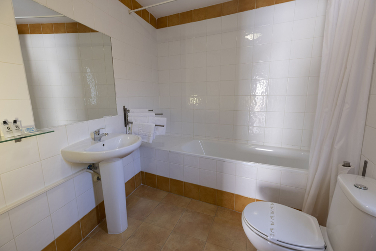 Bathroom 3, Hostal Restaurante Puerta del Alcázar, Ávila