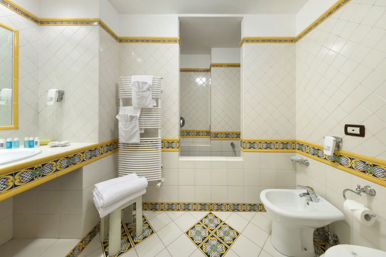 Bathroom 5, Hotel La Tonnarella, Napoli