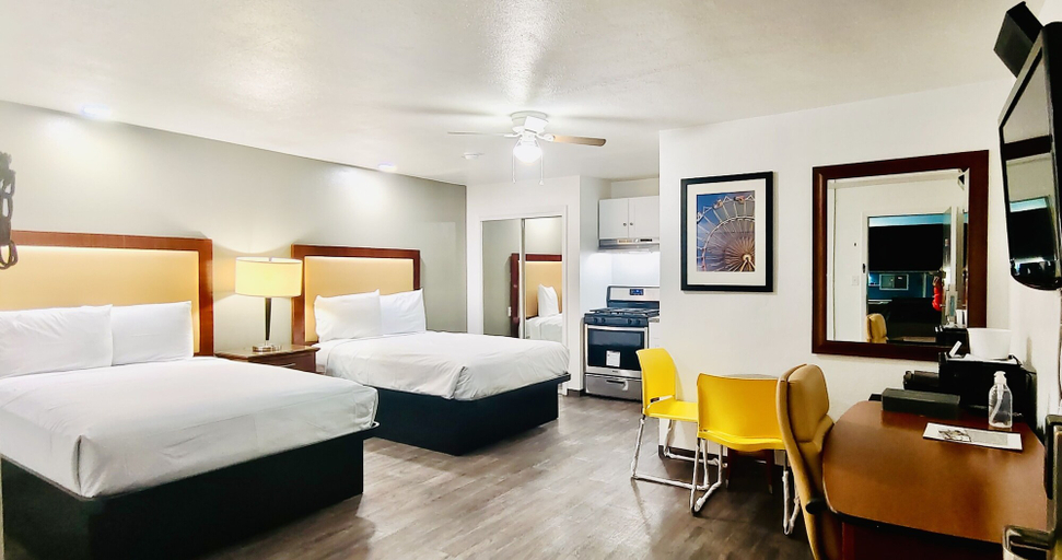 Bedroom 4, Oceanside Inn & Suites, a Days Inn by Wyndham, Mendocino