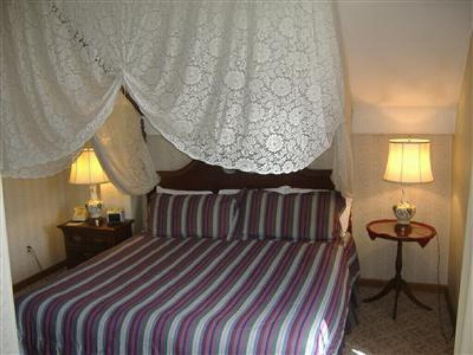 Bedroom 5, Sturbridge Country Inn, Worcester
