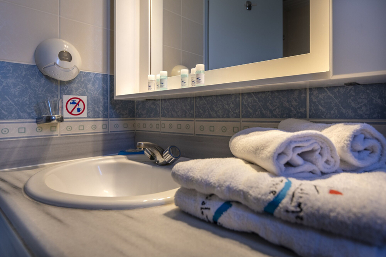 Bathroom 4, Kalimera Mare, South Aegean