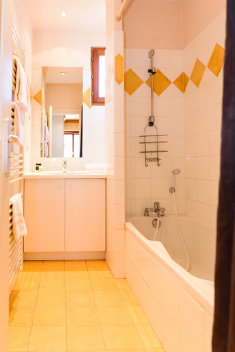 Bathroom 4, Les Z'hirondelles, Haute-Savoie