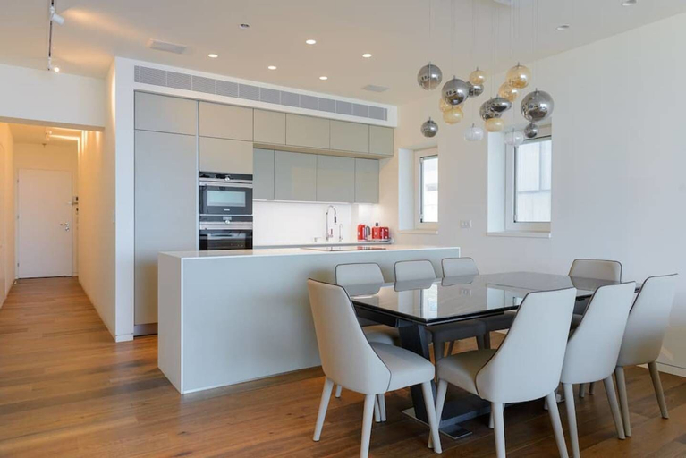 Others 5, Luxury 2BR on the water by HolyGuest