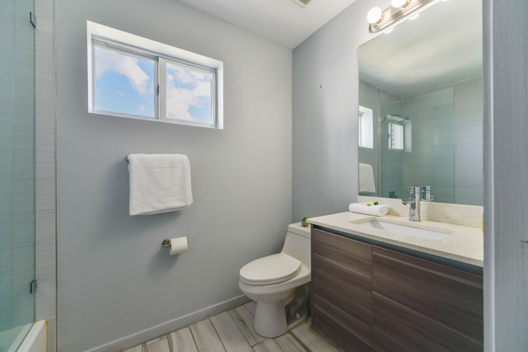 Bathroom 3, Cozy Penthouse Wynwood-Great Rooftop, Miami-Dade