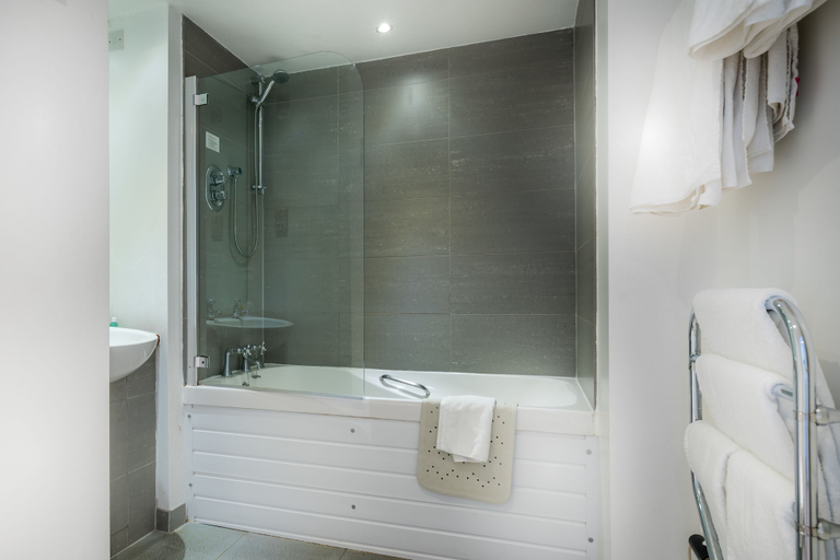 Bathroom 5, Queens Hotel, Brighton and Hove