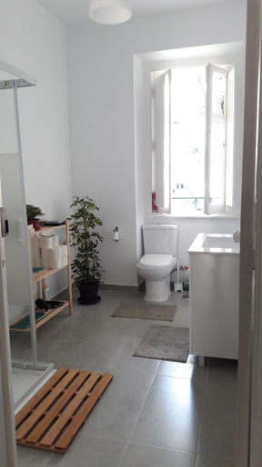 Bathroom 5, Timor Guest House, Lisbon