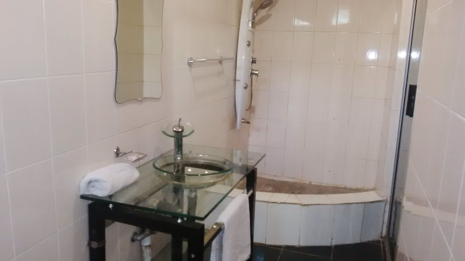 Bathroom 4, Richland Lodge, Livingstone