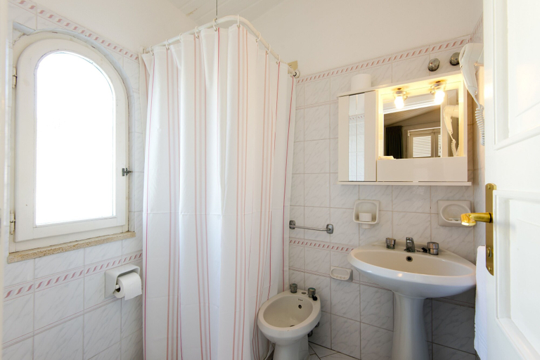 Bathroom 5, Hotel Terme Colella, Napoli