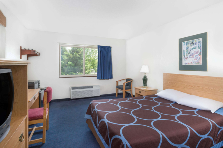 Bedroom 3, Super 8 by Wyndham Kingston, Ulster