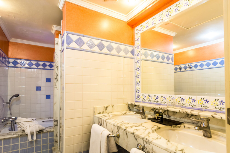 Bathroom 5, BlueBay Beach Club Aparthotel, Las Palmas