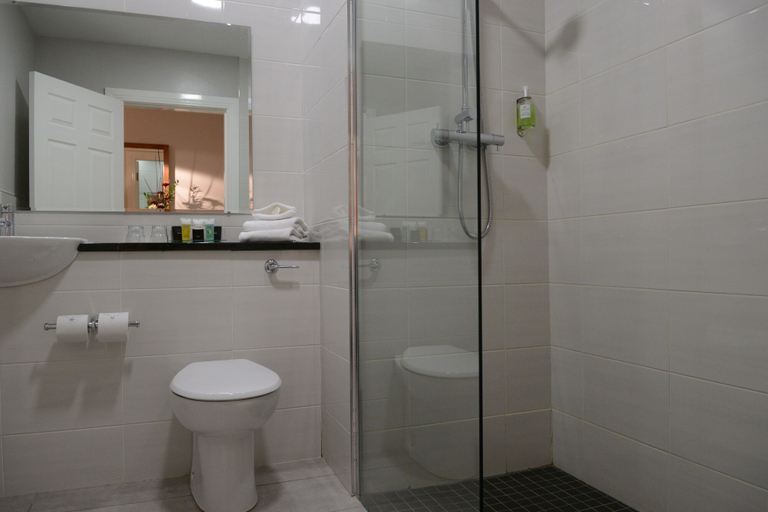 Bathroom 5, Clanree Hotel & Leisure Centre