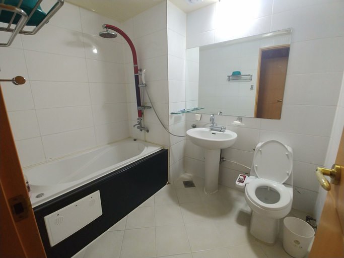 Bathroom 4, New Grand Hotel, Buk
