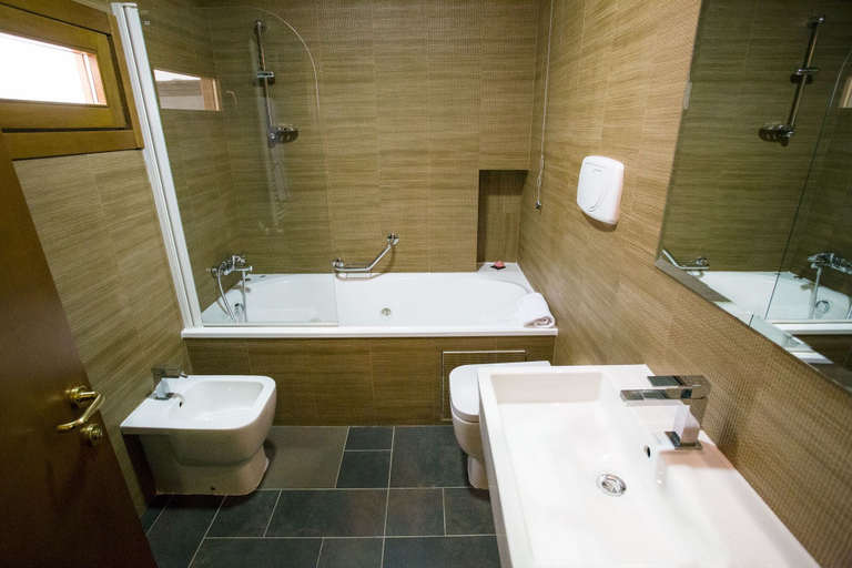 Bathroom 4, Hotel L'Aquila, L'Aquila