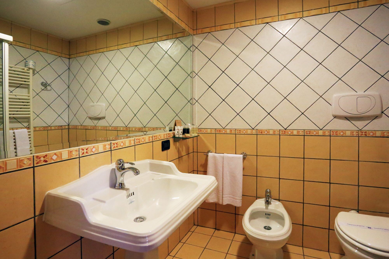 Bathroom 4, Hotel L'Aquila, L'Aquila