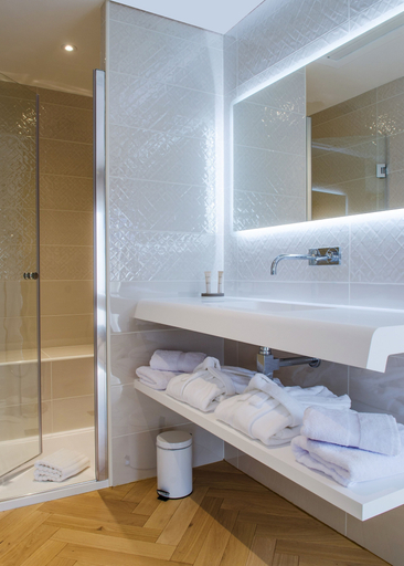 Bathroom 4, Xix, Hérault