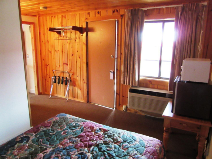 Bedroom 2, Traveler's Lodge, Gallatin