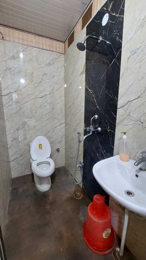 Bathroom 2, Samriddhi Hotel Banquet and Lawn, Varanasi