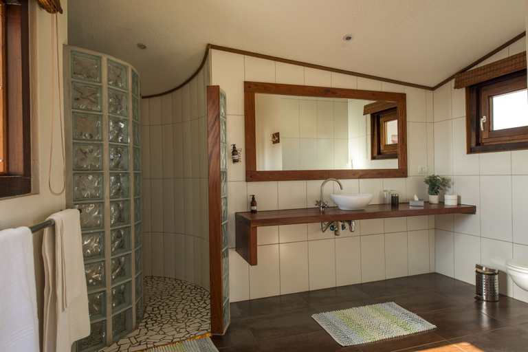 Bathroom, Desert Breeze Lodge, Swakopmund