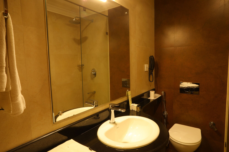 Bathroom 5, Quality Airport Hotel, Ernakulam
