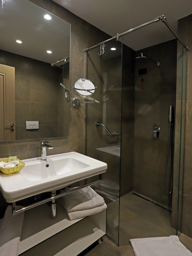 Bathroom 5, Mondial Hotel, Tirana