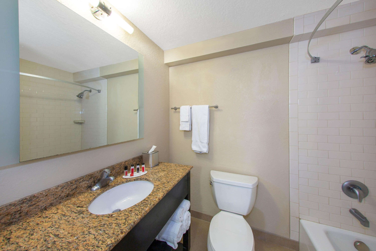 Bathroom 5, Ramada by Wyndham Venice Hotel Venezia, Sarasota