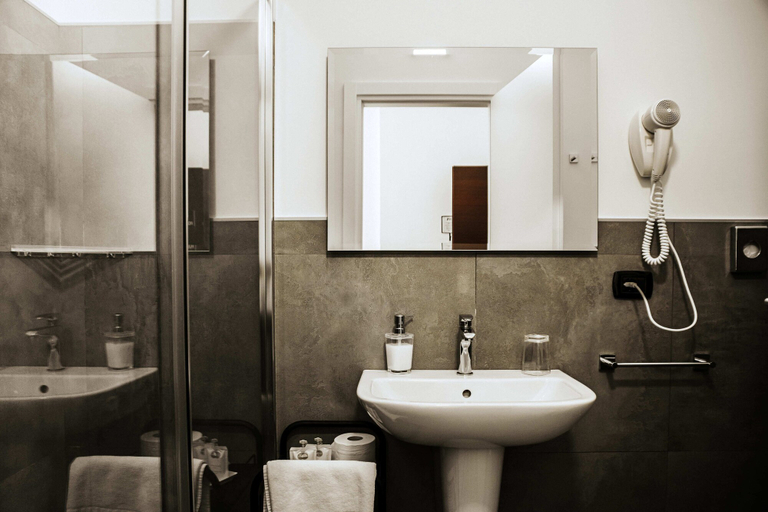 Bathroom 4, Travel B&B, Bari
