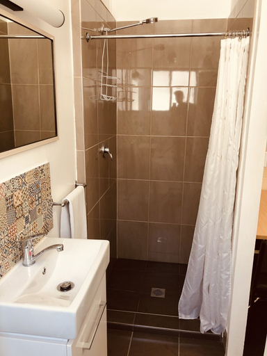 Bathroom 4, Red Cedar Motel, Muswellbrook